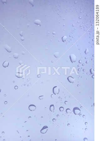 水滴の付いた窓ガラス 透明感のある抽象的な青白い背景 湿度 結露 雨粒 水滴の付いた窓ガラス 透明感のある抽象的な青白い背景 湿度 結露 雨粒 132064189