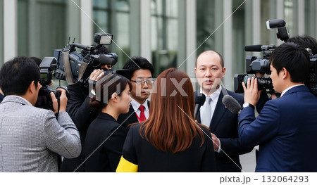 男性を囲む報道陣 男性を囲む報道陣 132064293
