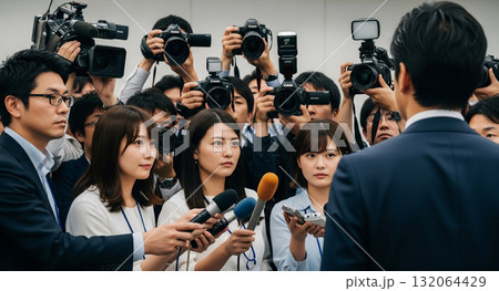 男性を囲む報道陣 男性を囲む報道陣 132064429