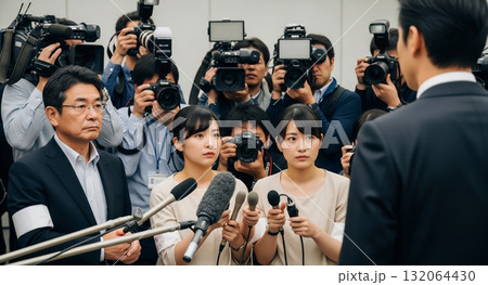 男性を囲む報道陣 男性を囲む報道陣 132064430