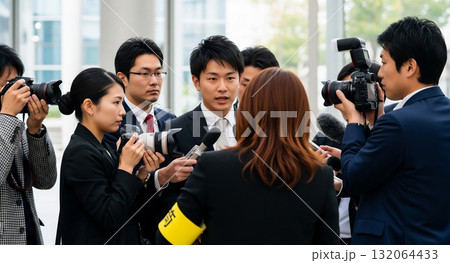 男性を囲む報道陣 男性を囲む報道陣 132064433