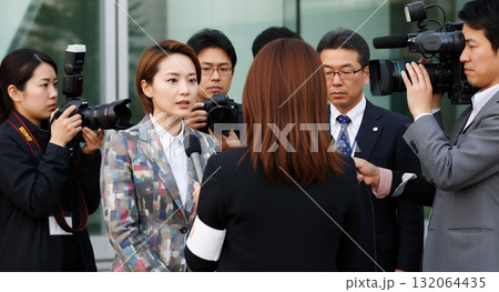 男性を囲む報道陣 男性を囲む報道陣 132064435