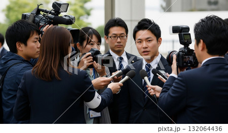 男性を囲む報道陣 男性を囲む報道陣 132064436