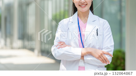 白衣の女性 屋外 腕組み 手元 白衣の女性 屋外 腕組み 手元 132064867