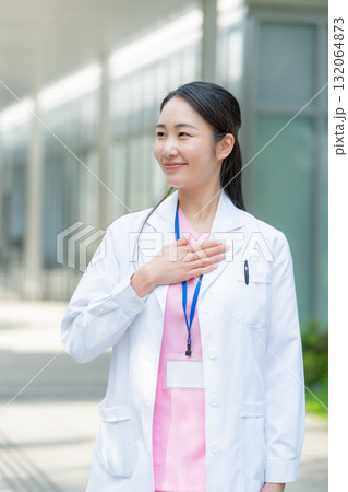 白衣の女性 屋外 お任せ 白衣の女性 屋外 お任せ 132064873