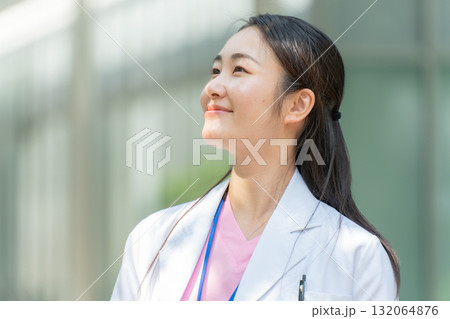 白衣の女性　屋外 132064876