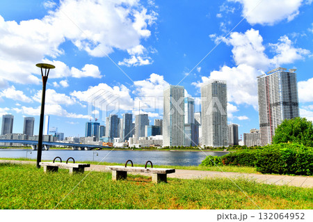 春海橋公園よりトリトンスクエア、晴海臨海公園方面を望む(東京都中央区)【2025.10】 132064952