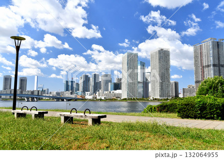 春海橋公園よりトリトンスクエア、晴海臨海公園方面を望む(東京都中央区)【2025.10】 132064955