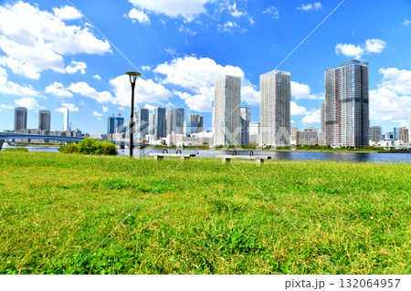 春海橋公園よりトリトンスクエア、晴海臨海公園方面を望む(東京都中央区)【2025.10】 132064957