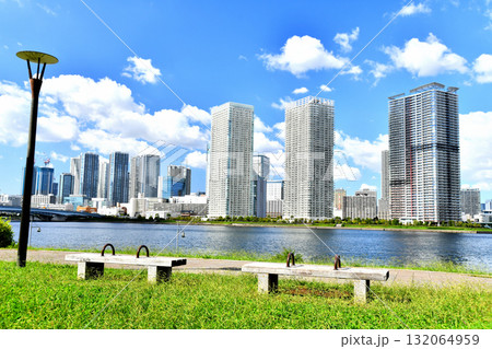 春海橋公園よりトリトンスクエア、晴海臨海公園方面を望む(東京都中央区)【2025.10】 132064959