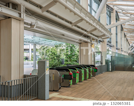 QRコードの読み取りに対応した自動改札機(JR東日本・高輪ゲートウェイ駅) QRコードの読み取りに対応した自動改札機(JR東日本・高輪ゲートウェイ駅) 132065381