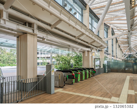 QRコードの読み取りに対応した自動改札機(JR東日本・高輪ゲートウェイ駅) QRコードの読み取りに対応した自動改札機(JR東日本・高輪ゲートウェイ駅) 132065382