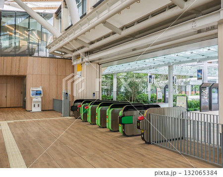 QRコードの読み取りに対応した自動改札機（JR東日本・高輪ゲートウェイ駅） 132065384