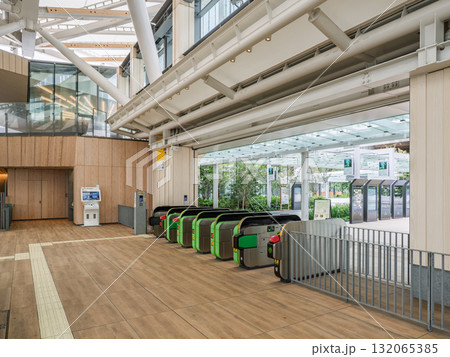 QRコードの読み取りに対応した自動改札機(JR東日本・高輪ゲートウェイ駅) QRコードの読み取りに対応した自動改札機(JR東日本・高輪ゲートウェイ駅) 132065385