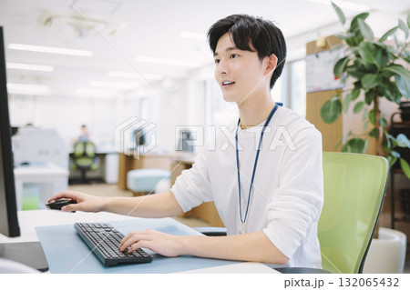 デスクトップパソコンで作業をする若いビジネスマン 132065432