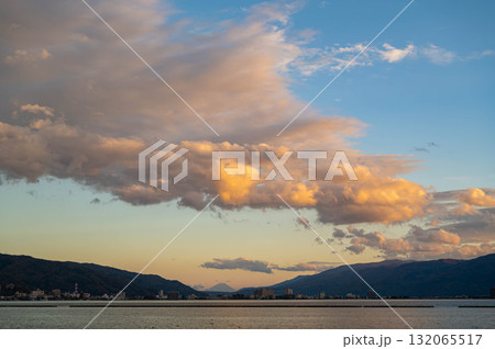 岡谷から諏訪湖越しの富士山 132065517