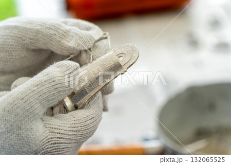 ミニ銅鐸づくり 鋳型から取り出す ミニ銅鐸づくり 鋳型から取り出す 132065525