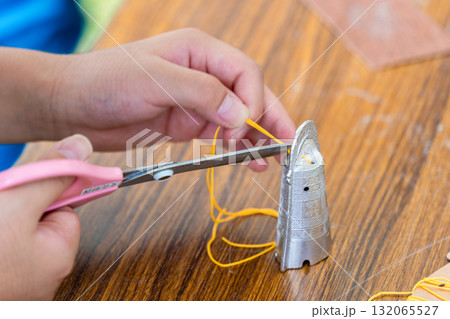 ミニ銅鐸づくり　ハサミで紐を切り完成 132065527