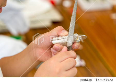 ミニ銅鐸づくり　ヤスリで削る 132065528