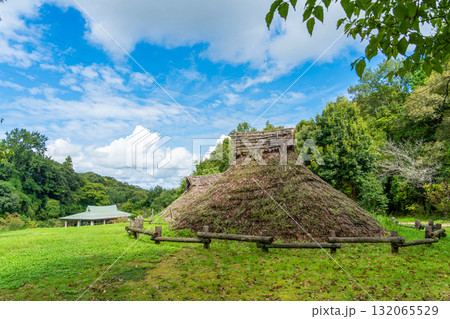 〈島根県〉荒神谷史跡公園の古代復元住居 〈島根県〉荒神谷史跡公園の古代復元住居 132065529