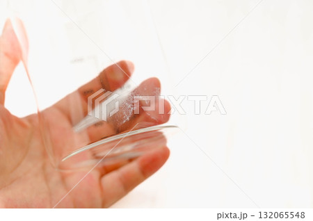 軽量カップに残るシールのベタベタ 132065548