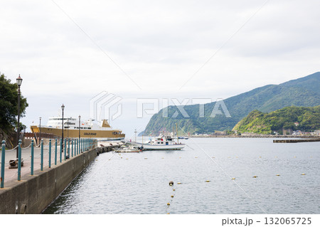 静岡県、伊豆の土肥港の風景 132065725