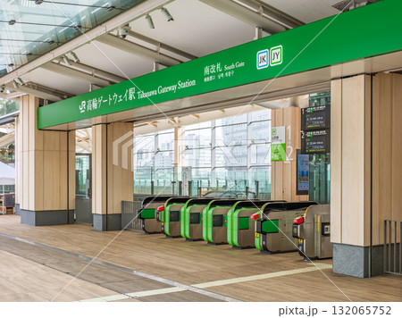 JR東日本 高輪ゲートウェイ駅の駅名表示と南改札 JR東日本 高輪ゲートウェイ駅の駅名表示と南改札 132065752