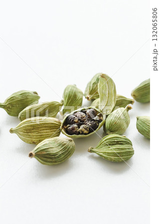 カルダモン　白背景 132065806
