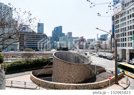 新宿駅西口の景色 ビックカメラの前から 春の青空 東京都新宿区 新宿駅西口の景色 ビックカメラの前から 春の青空 東京都新宿区 132065823
