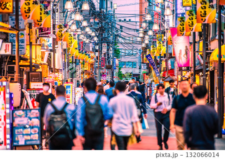 日本の東京都市景観10月17日。新橋駅 烏森口側から新橋西口通りなどを望む 132066014