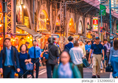日本の東京都市景観10月17日。新橋駅 烏森口側から、高架下の飲み屋街などを望む 132066021