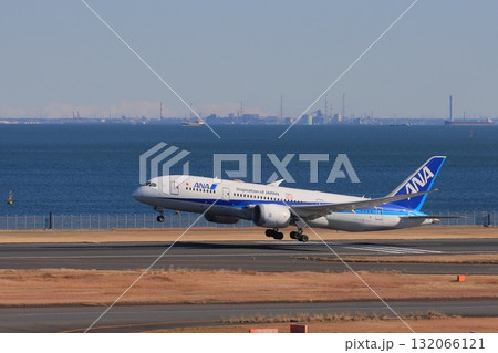 羽田空港に着陸する旅客機 滑走路に着陸するANA機 羽田空港に着陸する旅客機 滑走路に着陸するANA機 132066121