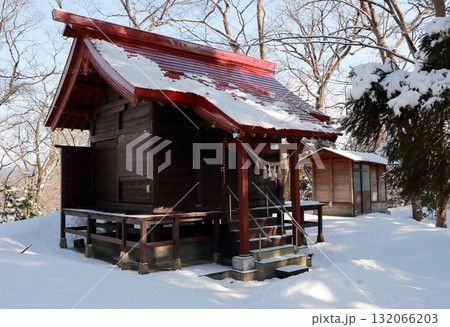 古里の雪の積もった小さな神社 132066203