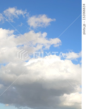 雲の多い空(縦写真) 雲の多い空(縦写真) 132066634