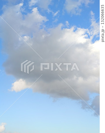 青空に浮かぶ白い雲(縦写真) 青空に浮かぶ白い雲(縦写真) 132066635