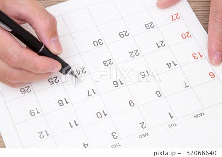 カレンダーに書き込む人の手元 カレンダーに書き込む人の手元 132066640