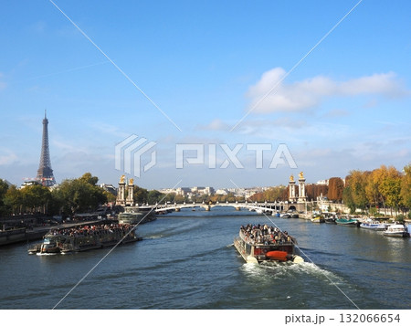 フランス パリの風景 セーヌ川とエッフェル塔 セーヌにかかるアレキサンドル3世橋を望む秋の青空が綺麗 132066654