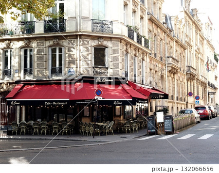 フランス パリの風景 パリ16区 カフェ ブラッセリー 飲食 道路沿いのテラス席 フランス パリの風景 パリ16区 カフェ ブラッセリー 飲食 道路沿いのテラス席 132066656