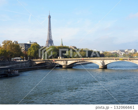 フランスパリの風景 水上レストランが浮くセーヌ川とアレキサンドル3世橋 遠くにエッフェル塔を望む フランスパリの風景 水上レストランが浮くセーヌ川とアレキサンドル3世橋 遠くにエッフェル塔を望む 132066661