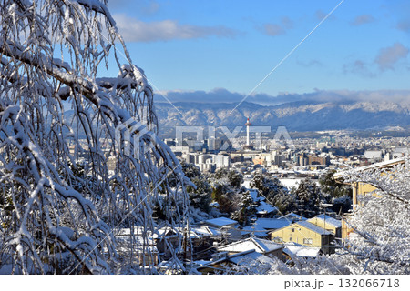 清水寺から見る雪の積もった京都の街並み 清水寺から見る雪の積もった京都の街並み 132066718