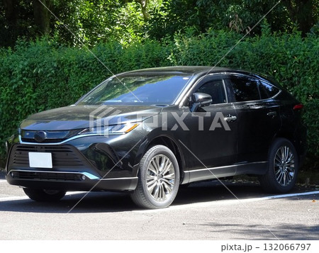 黒い自動車(トヨタ・ハリアー 4代目） 132066797