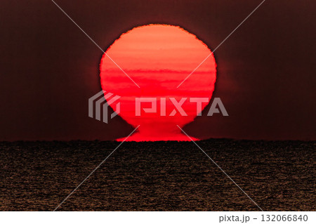 北海道・オホーツクの神秘的な夜明け 132066840