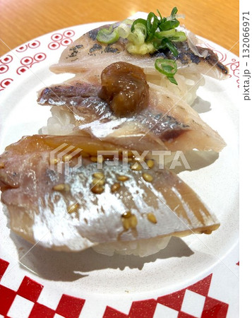 回転寿司チェーン店で食べる「あじ」 132066971