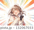 輝くような満面の笑顔でスマホを持つ女の子 132067033