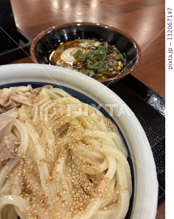うどん専門飲食店で食べる「旨辛 豚つけ汁うどん」 うどん専門飲食店で食べる「旨辛 豚つけ汁うどん」 132067147