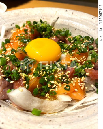 居酒屋で食べる「海鮮ユッケ」 132067148