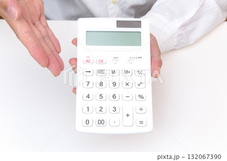 電卓を持つ人の手元 132067390