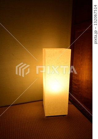 和風の照明とスタンド 132067514