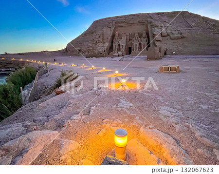 エジプト・アブシンベル神殿　音と光のショー 132067623