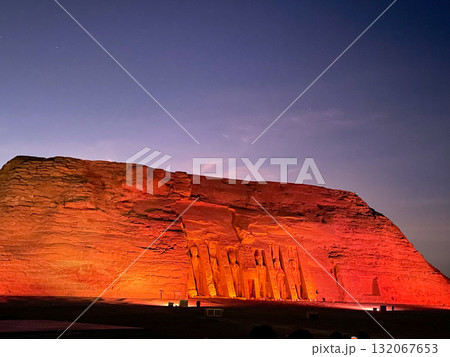 エジプト・アブシンベル神殿　音と光のショー 132067653